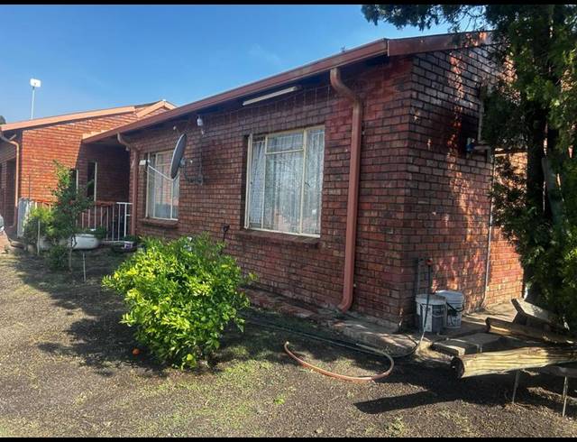 2 BEDROOM TOWNHOUSE FOR SALE IN MEYERVILLE